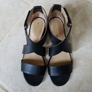 Black dress sandal with low heel